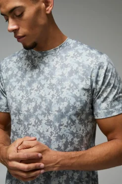 Man Active Geo Camo Performance Regular Fit T-shirt