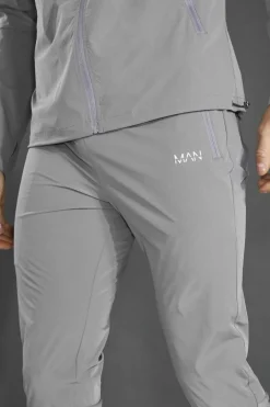 Man Active Lightweight Plain Tapered Track Pant